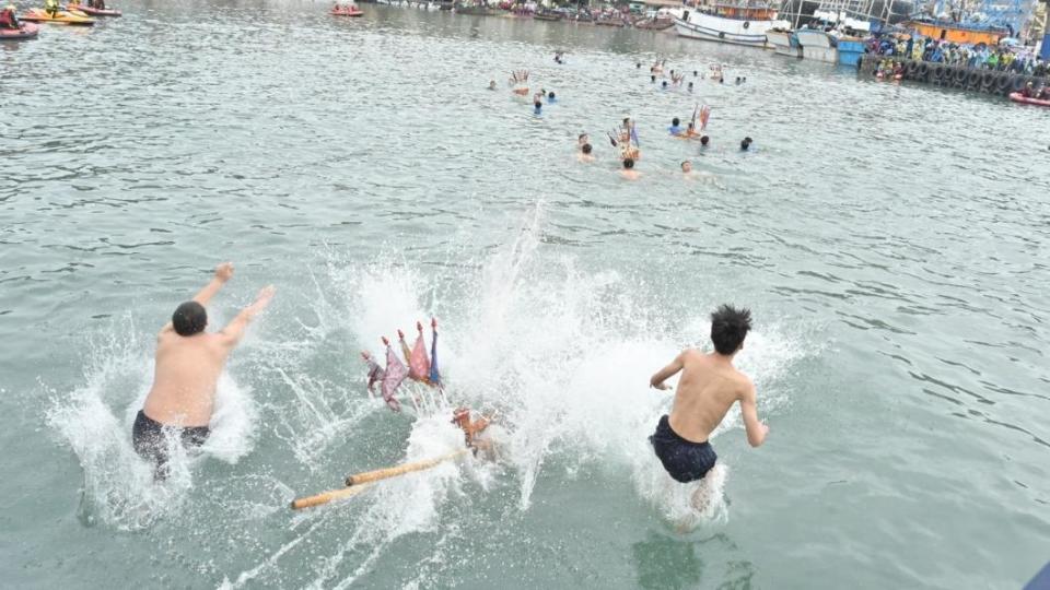 現場報名的民眾就多達了２００人參與　（圖／萬里區公所提供）