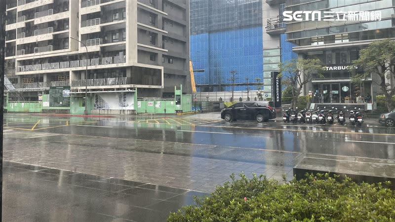 台北開始下雨了。（圖／記者蔣季容攝影）