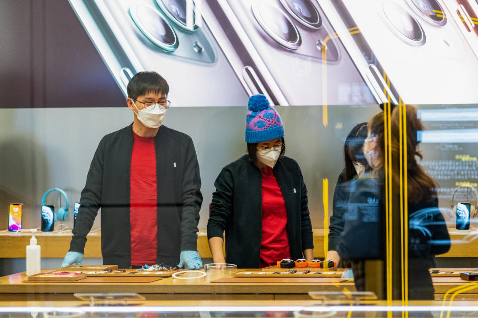 BEIJING, CHINA - FEBRUARY 1, 2020: People in face masks in an Apple store during an outbreak of the 2019-nCoV coronavirus, which started in Wuhan in December 2019; according to recent data, the number of people infected with the new strain of coronavirus has risen over 14,000, with the death toll reaching 305. Artyom Ivanov/TASS (Photo by Artyom Ivanov\TASS via Getty Images)