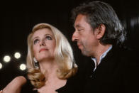 Au cours de sa carrière, Catherine Deneuve n'aura pas fait que du cinéma. À certaines occasions, elle a aussi donné de la voix en chantant avec de nombreux artistes. On se souvient bien évidement de son célèbre duo avec Serge Gainsbourg qui lui avait tout spécialement écrit le titre <em>Dieu est un fumeur de havanes. </em>Mais des stars internationales ont également fait parfois appel à la comédienne, comme Joe Cocker, Malcom McLaren ou encore Björk avec qui cette dernière avait joué dans le film <em>Dancer in the dark</em> de Lars Von Trier. Enfin, celle qui avait autrefois chanté dans les films de Jacques Demy, a souvent été sollicitée par les vedettes de la nouvelle génération comme Stomy Bugsy, Nekfeu ou encore Julien Doré pour venir leur prêter sa voix. (©<em>Jean Paul Guilloteau\INA via Getty Images</em>)