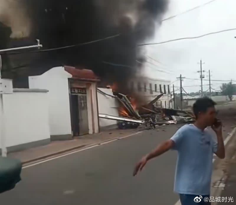 飛機墜毀撞上民宅爆炸。（圖／翻攝自濟南時報微博）