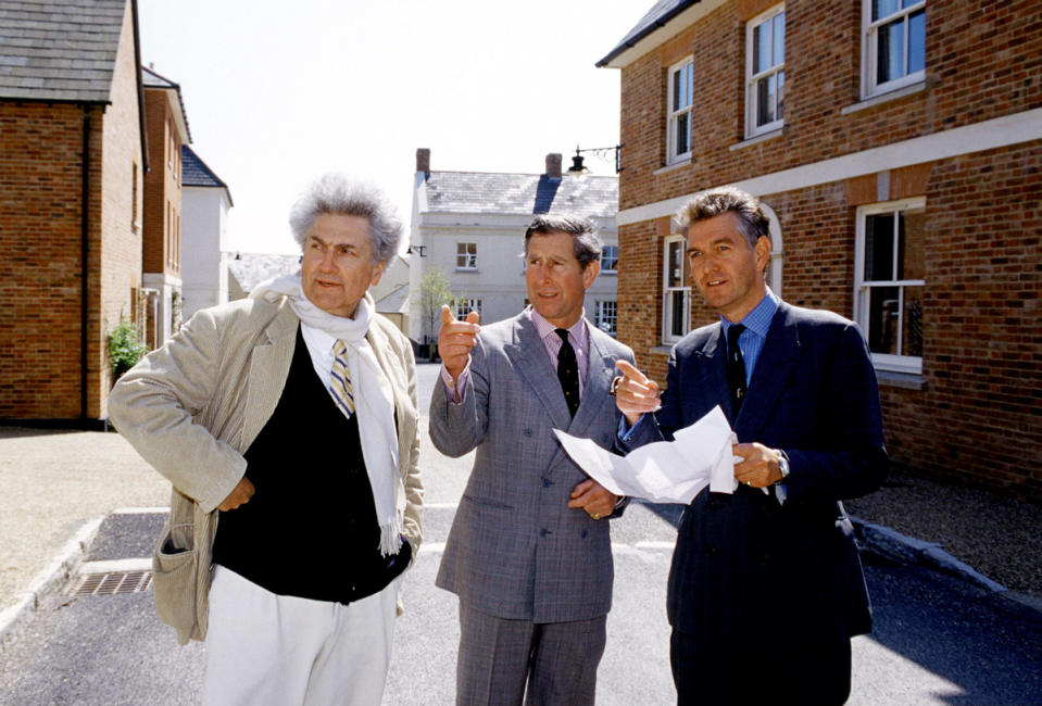 Charles, conocido por sus opiniones sobre la arquitectura, en su desarrollo de la aldea de Poundbury, Dorset, en 1999.