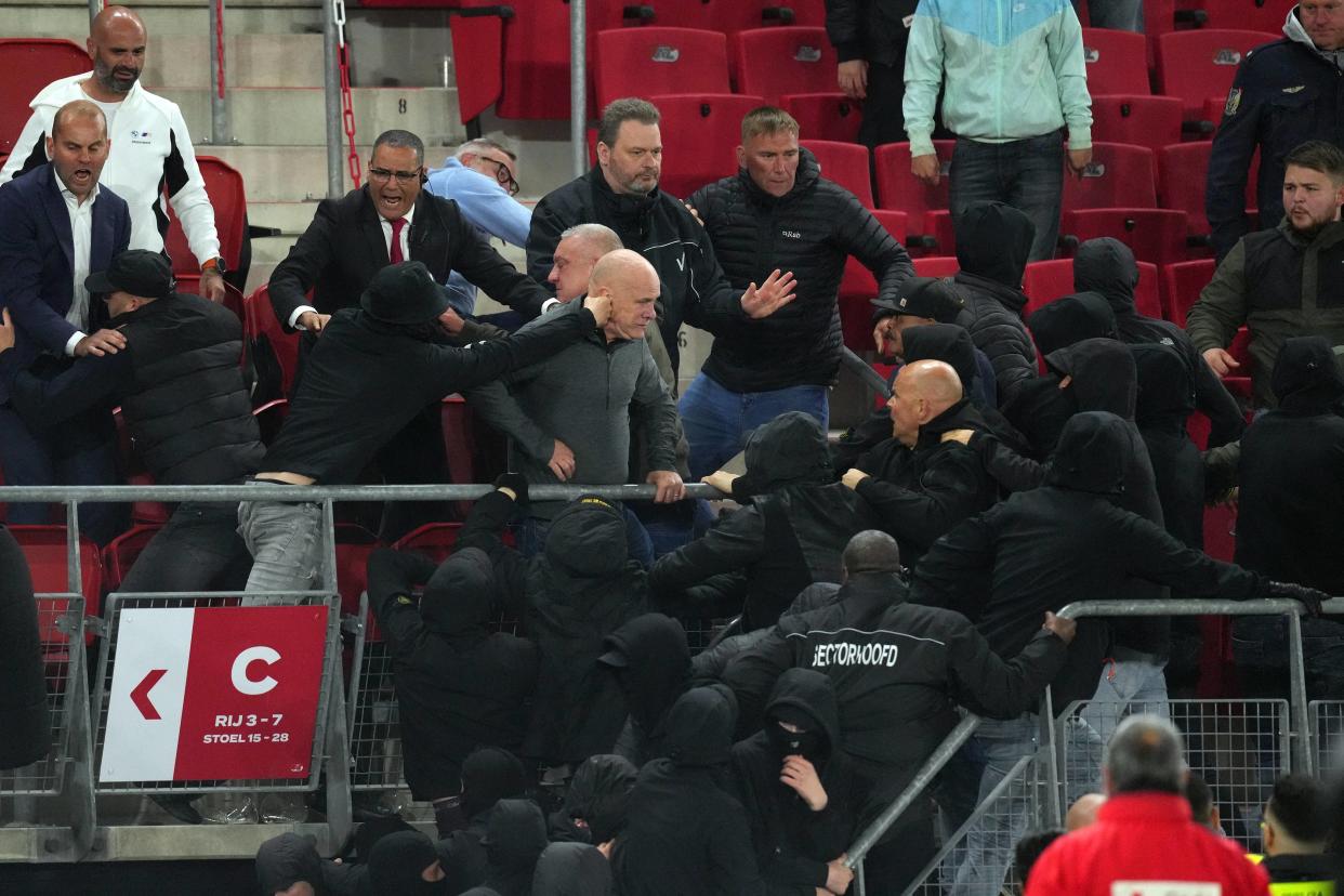 Des bagarres entre supporters après le match entre AZ Alkmaar et West Ham, en Ligue Europa Conférence, le 18 mai 2023.