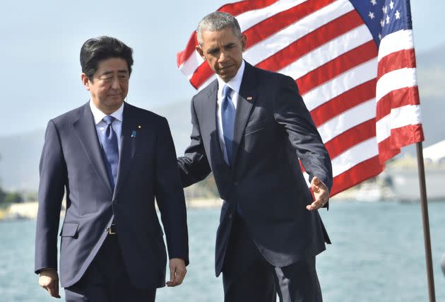 U.S. President Barack Obama speaks with Abe on Dec. 27, 2016, at Pearl Harbor in Honolulu. (Photo: Nicholas Kamm/AFP via Getty Images)