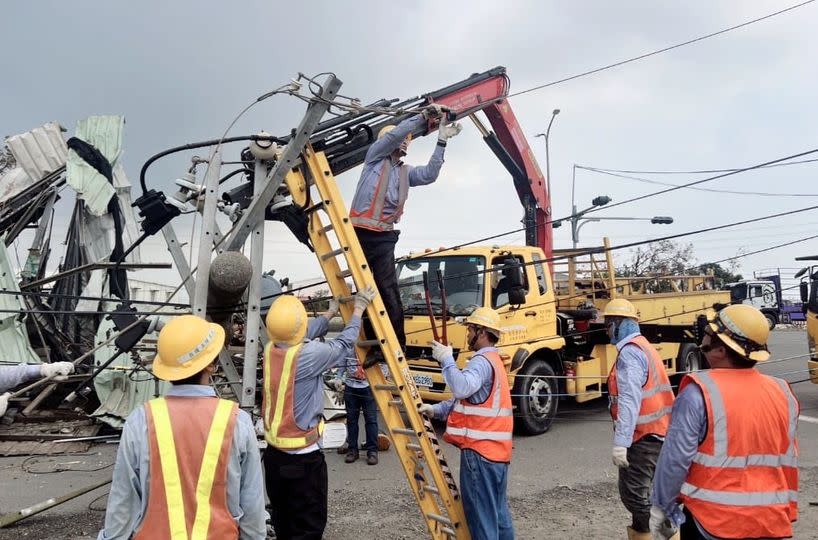 高雄地區台電全力搶修七日凌晨全數復電。（記者陸瓊娟翻攝）