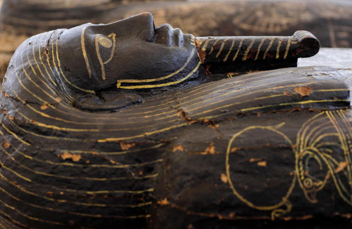 Un sarcófago que tiene alrededor de 2500 años de antigüedad, del sitio de entierro recién descubierto cerca de la necrópolis egipcia de Saqqara, se ve durante una presentación en Giza, Egipto, el 30 de mayo de 2022. / Crédito: MOHAMED ABD EL GHANY / REUTERS