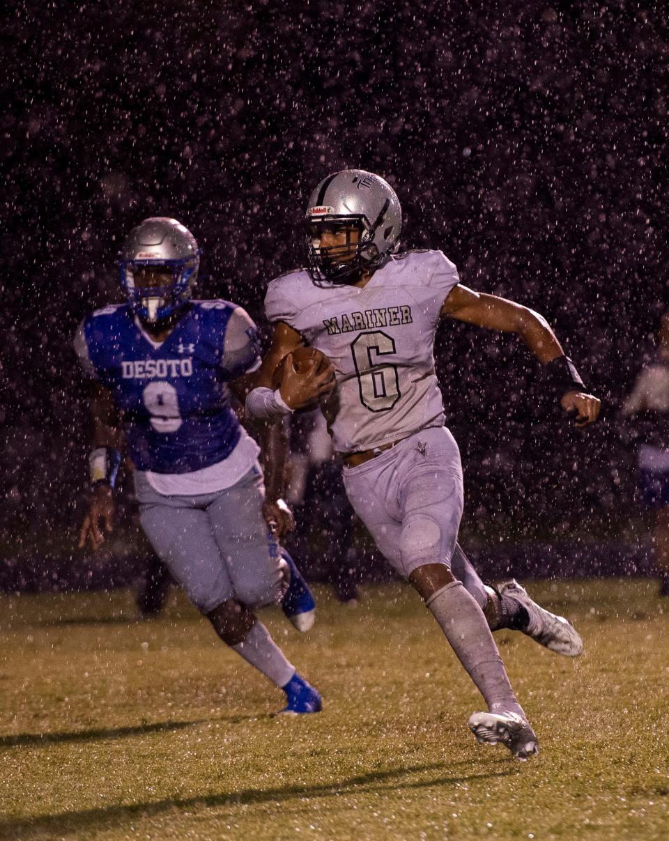 Mariner's Noah Tolbert runs the ball during Friday's game against DeSoto, Friday, Sept. 2, 2022, at DeSoto High School in Arcadia, Fla.