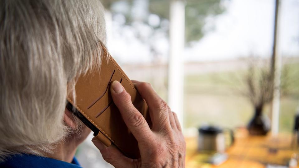 Während viele jüngere Menschen Messengerdienste für Kontakte mit der Familie nutzen, greifen die älteren gerne zum Telefon.