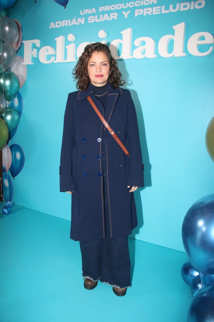 Dolores Fonzi decidió resaltar con un look azul: jean y sacón a tono. La actriz es una de las infaltables en los eventos de la escena actoral porteña