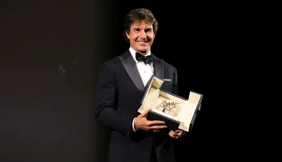 湯告魯斯現身康城影展，獲頒發榮譽金棕櫚獎。