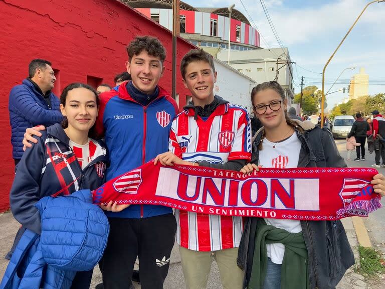 Nicolás Marcipar, con la camiseta de Unión y junto a familiares, en una tarde de fútbol en Santa Fe