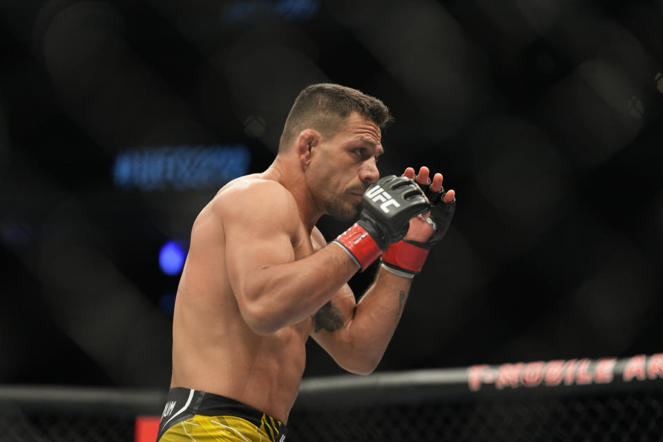 LAS VEGAS, NV - 05 DE MARZO: Rafael Dos Anjos durante su pelea contra Renato Moicano en T-Mobile Arena para UFC 272 el 5 de marzo de 2022 en T-Mobile Arena en Las Vegas, NV.  (Foto de Louis Grasse/PxImages/Icon Sportswire vía Getty Images)