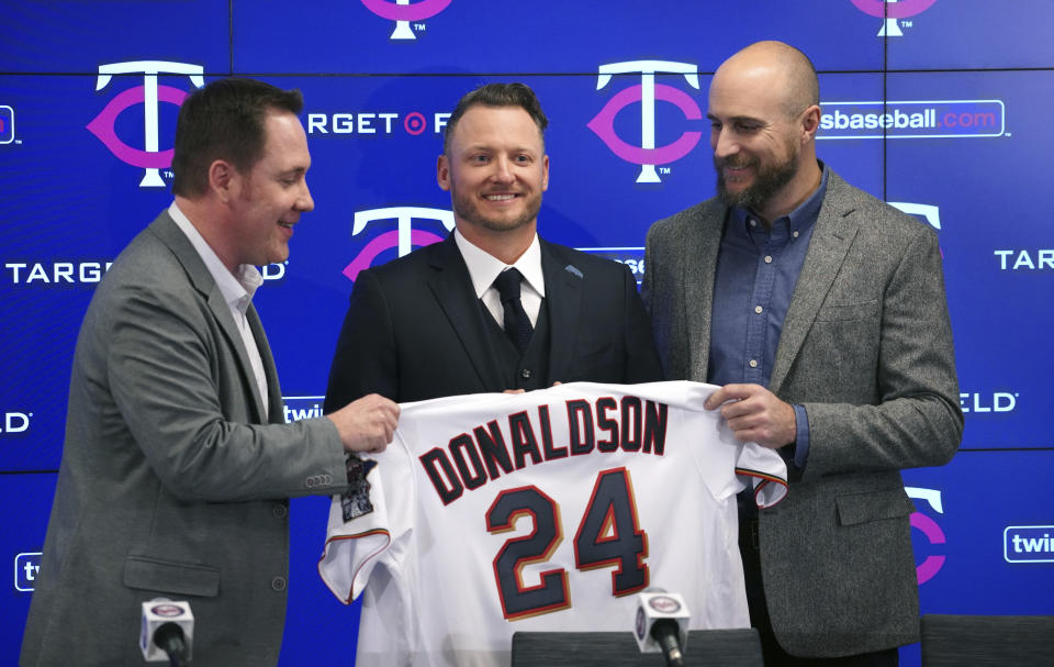 The Minnesota Twins new third baseman Josh Donaldson, flanked by team executive Derek Falvey, left, and manager Rocco Baldelli, is introduced during a baseball news conference Wednesday, Jan. 22, 2020, at Target Field in Minneapolis. (Brian Peterson/Star Tribune via AP)