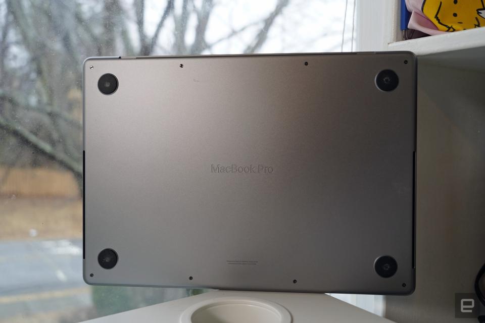 <p>MacBook Pro 14-inch (2022) bottom</p>
