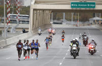 <p>The lead group of the elite men’s race crosses the Willis Avenue Bridge during the New York City Marathon, Nov. 5, 2017, in New York. (Photo: Jason DeCrow/AP) </p>