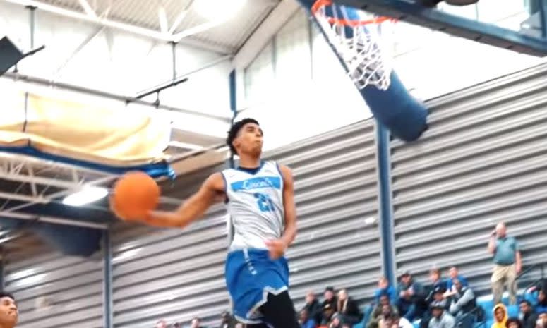 No. 1 recruit Emoni Bates throws down a windmill dunk.