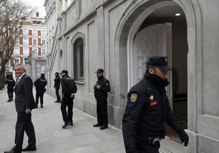 Police stand guard at the entrance to the Supreme Court where six Catalan politicians facing investigation for their part in Catalonia's bid for independence were summoned to appear in Madrid, Spain, March 23, 2018. REUTERS/Susana Vera