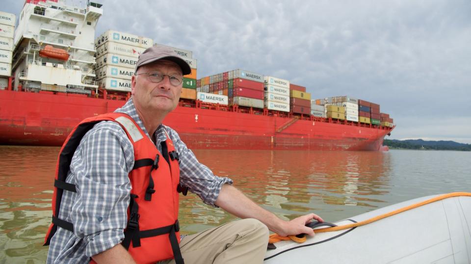 "Natur berührt Ökonomie": Meteorologe Sven Plöger ist in seiner Doku unter anderem auf dem Panama-Kanal unterwegs.
 (Bild: SWR/Maike Simon)
