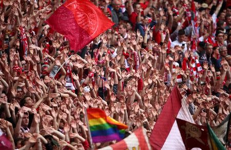 Football Soccer - Bayern Munich v Augsburg - German Bundesliga - Allianz Arena, Munich, Germany - 01/04/17 - Bayern Munich's fans cheer. REUTERS/Michael Dalder