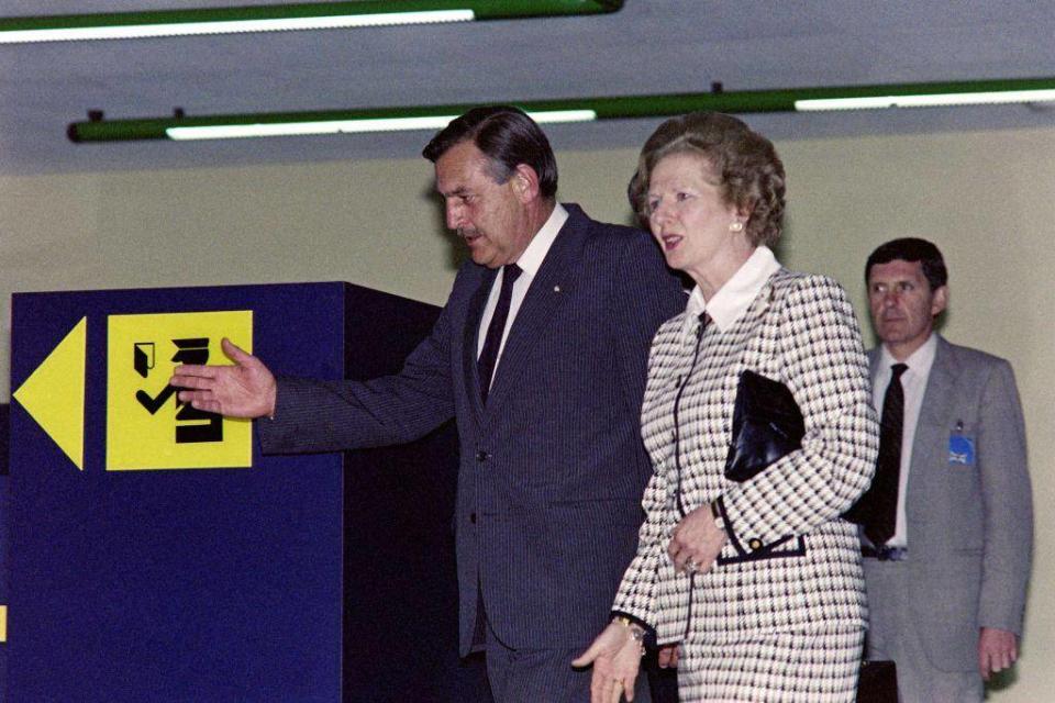 The then South African foreign minister with Margaret Thatcher in 1989 (Getty)