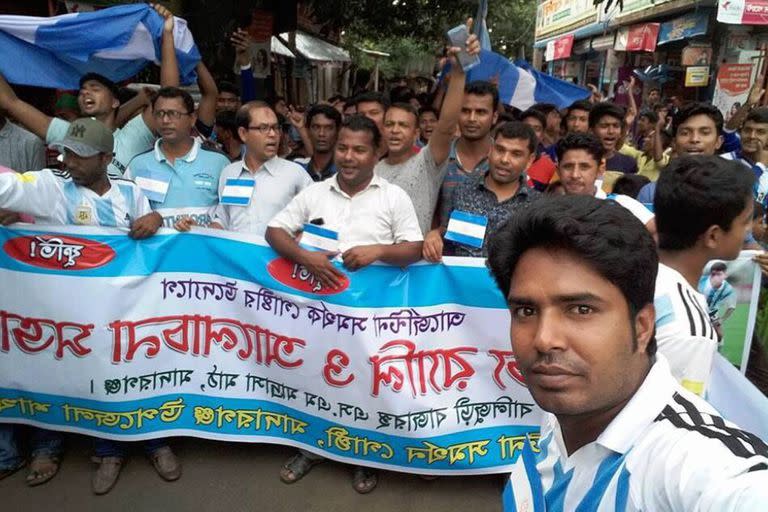 Bangladesh. Los hinchas que alientan a la selección de Argentina