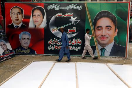 Supporters of Pakistan Peoples Party (PPP), install billboards by a campaign office, ahead of general elections in Karachi, Pakistan July 17, 2018. Picture taken July 17, 2018. REUTERS/Akhtar Soomro