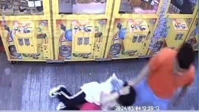 台中一名女子在娃娃機店遭男爆打猛踹動用私刑。（圖／翻攝黑豪家族）