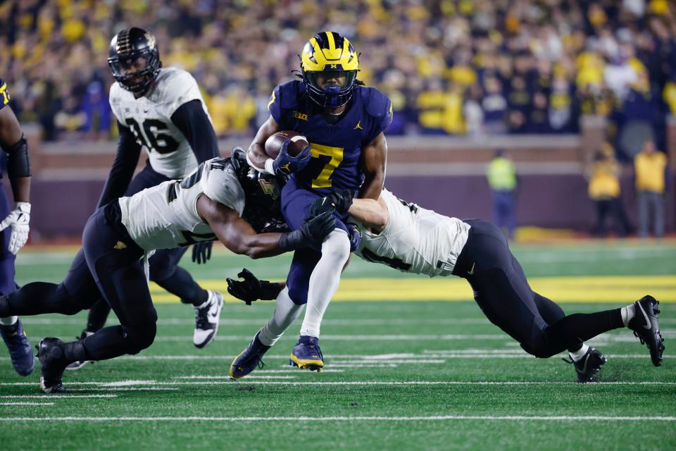 Michigan running back Donovan Edwards (7) rushes during the second half against Purdue at Michigan Stadium.