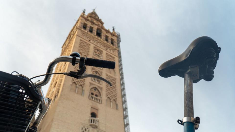 La Giralda im Zeichen des Sattels: Sevilla mit seinem Wahrzeichen, dem Minarett der Hauptmoschee, entwickelte sich zum Fahrrad-Mekka. Rückschläge gab und gibt es aber auch hier. (Bild: ZDF / Timo Gramer)