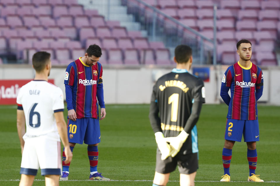 FC Barcelona and Osasuna players observe a minute of silence in memory of soccer legend Diego Armando Maradona before the start of the Spanish La Liga soccer match between FC Barcelona and Osasuna at the Camp Nou stadium in Barcelona, Spain, Sunday, Nov. 29, 2020. (AP Photo/Joan Monfort)