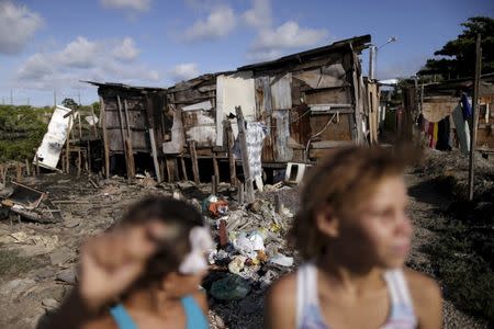 Children are pictured near dwellings known as palafitte or "Palafita" in Recife, Brazil, March 1, 2016. Picture taken on March 1, 2016. REUTERS/Ueslei Marcelino