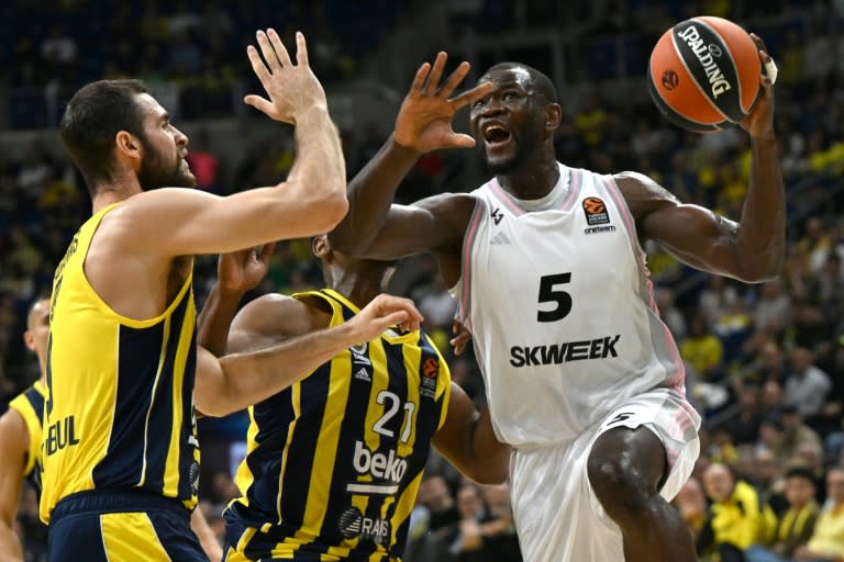 Le logo de Skweek sur le maillot de Charles Kahudi lors d'un match d'Euroligue entre l'Asvel et le club turc de Fenerbahce le 19 octobre 2023 à Istanbul. Détentrice des droits du championnat de France de basket, la plateforme s'est mise à la faute par des retards de paiement qui ont conduit à l'interruption de la diffusion de matches (Ozan KOSE)