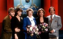 Ein Foto, bei dem jeder TV-Nostalgiker zwangsläufig ins Schwärmen gerät. 1990 war Hape Kerkeling (links) in der ARD-Show "Pleiten Pech & Pannen" zu Gast. Mit ihm im Bild (von links): Petra Schürmann, die beiden "Lindenstraßen"-Stars Marie-Luise Marjan und Ute Mora sowie Moderator Max Schautzer. Hach! (Bild: Getty Images/Peter Bischoff)