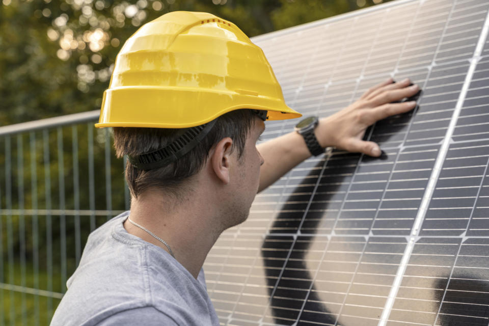 Der Ausbau erneuerbarer Energien gerät ins Stocken, weil Firmen Personal fehlt.  - Copyright: Picture Alliance