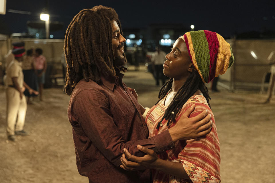 En esta imagen proporcionada por Paramount Pictures, Kingsley Ben-Adir y Lashana Lynch en "Bob Marley: One Love". (Chiabella James/Paramount Pictures vía AP)