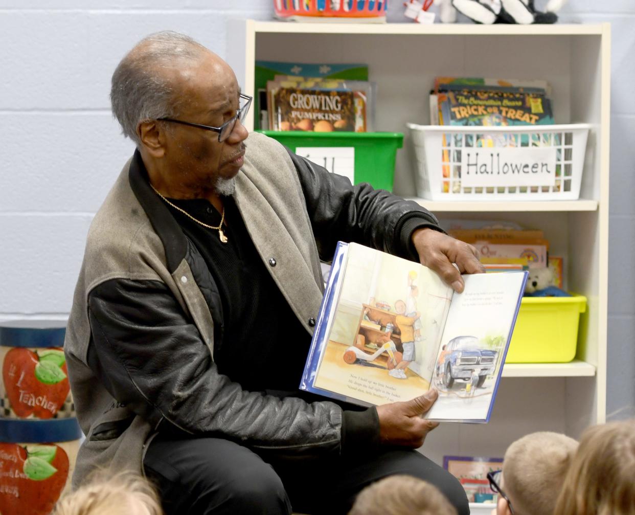 Lorezno Scott, shown reading to a classroom of young students in Alliance last year, will be honored at The Brawl II for his work as a boxing trainer and mentor.