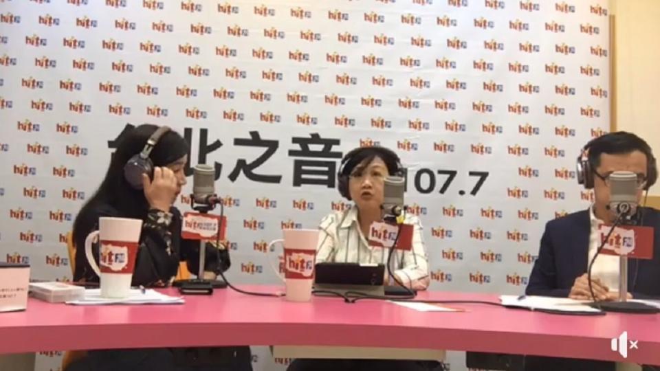 徐佳青(圖中)上廣播節目談選情。圖／翻攝自Hit Fm聯播網-周玉蔻《蔻蔻早餐》臉書