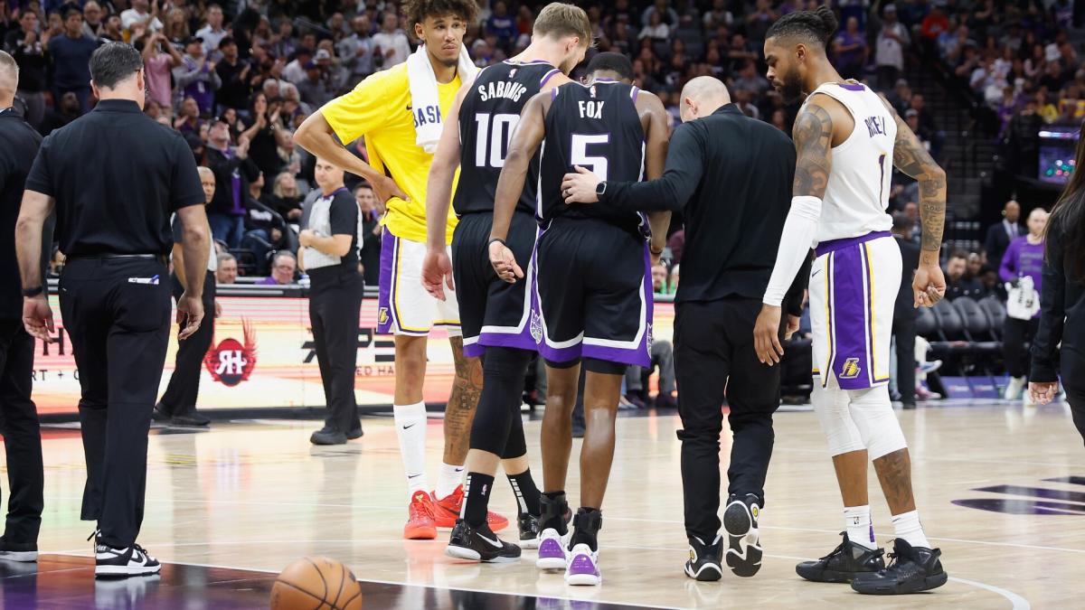 Kings’ De’Aaron Fox suffers “moderate sprain” of right ankle, will miss time