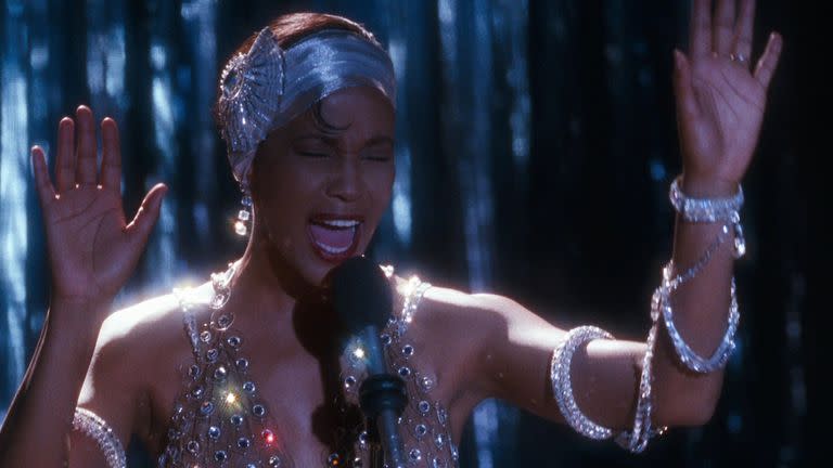 Whitney Houston en una de las escenas icónicas de El guardaespaldas
