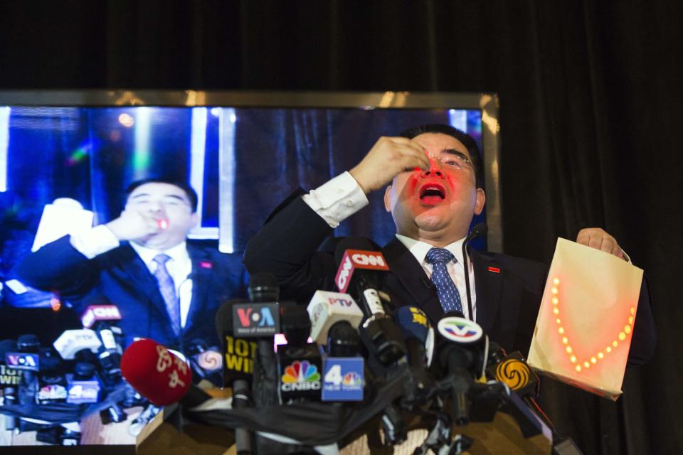 REFILE - CORRECTING WEALTH OF CHEN Chinese millionaire Chen Guangbiao performs magic tricks during a lunch he sponsored for hundreds of needy New Yorkers at Loeb Boathouse in New York's Central Park June 25, 2014. Several hundred people showed up for the lunch and Chen entertained them by singing "We Are the World," the 1985 charity hit song to fund African famine relief, and a ceremony in which Chen was presented with a certificate declaring him "the world's greatest philanthropist." REUTERS/Lucas Jackson (UNITED STATES - Tags: BUSINESS POLITICS SOCIETY POVERTY)