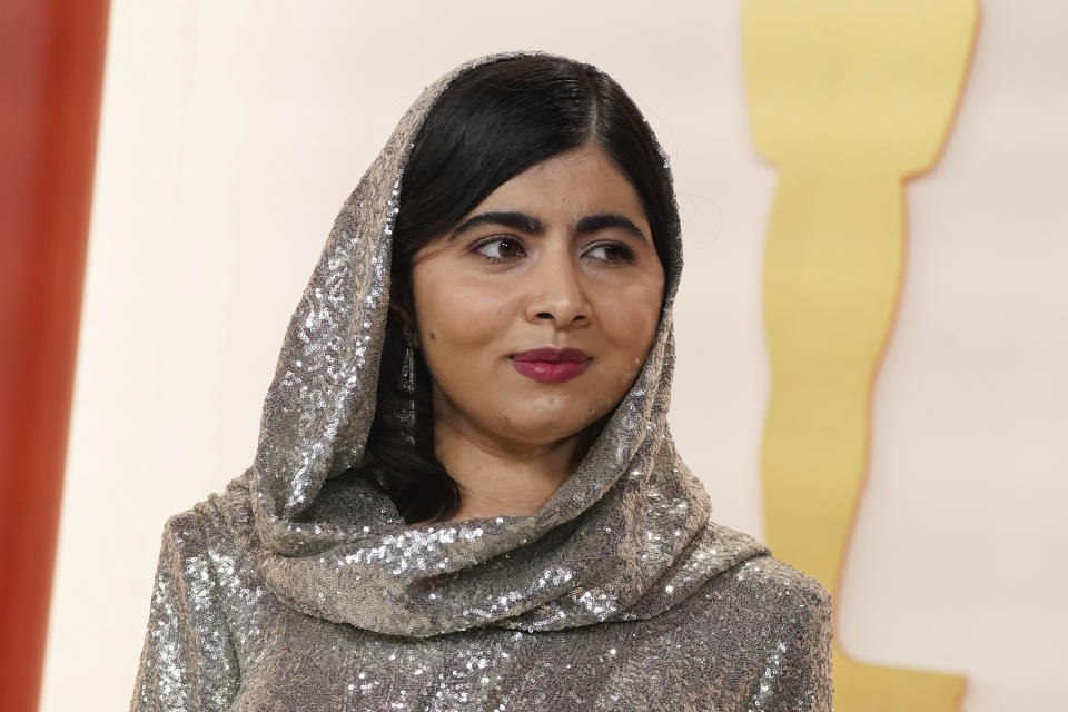 Malala Yousafzai llega a los Oscar el domingo 12 de marzo de 2023 en el Teatro Dolby en Los Angeles. (Foto Jordan Strauss/Invision/AP)