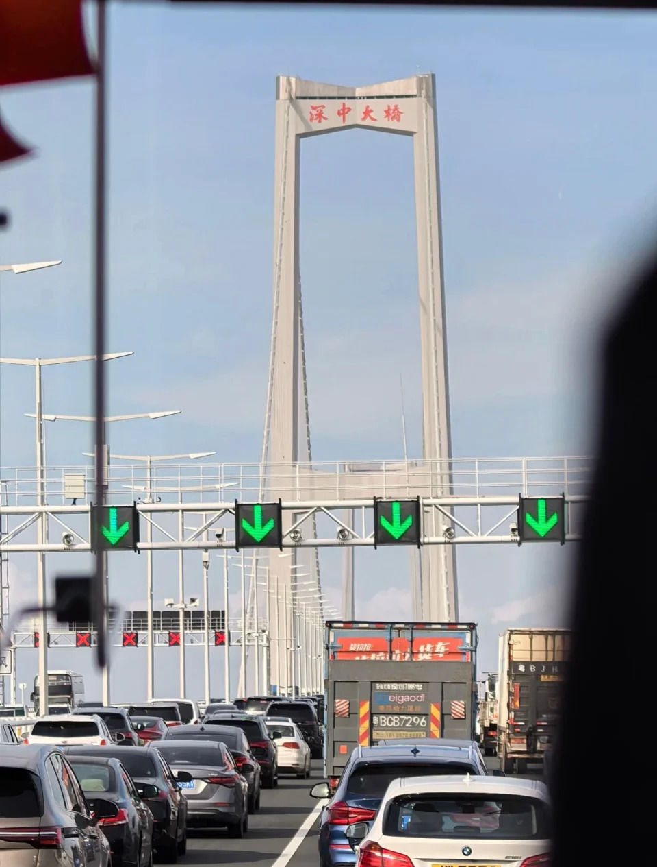 深中通道通車首日大塞車！橋上露營歎啡睇日落、跑步打卡、不打燈轉線成「致命傷」？