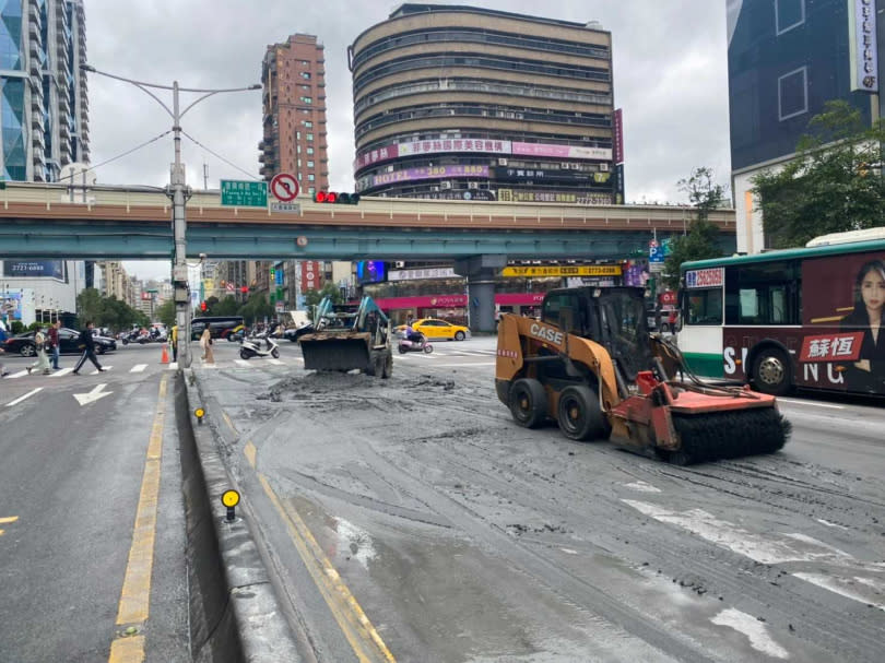 砂石車業者趕緊請工班及挖土機，將滿地水泥清潔乾淨。（圖／翻攝畫面）