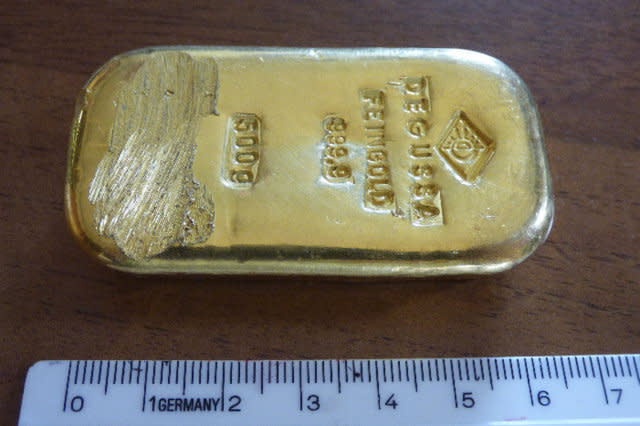 girl finds gold bar in lake in germany