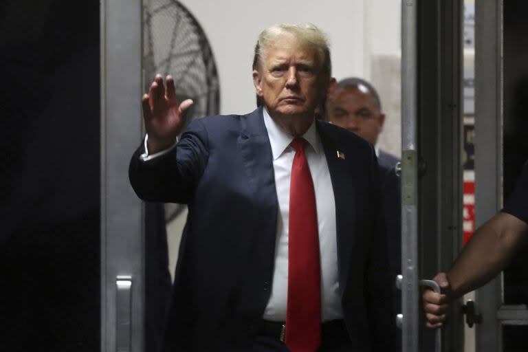 El expresidente Donald Trump llega después de una pausa para almorzar durante los argumentos finales de su juicio penal por dinero en secreto en un tribunal penal de Manhattan en Nueva York, el martes 28 de mayo de 2024.