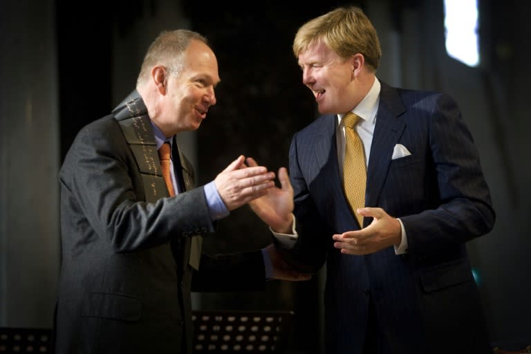 Ian Buruma (l), seen here being handed a prize by Dutch Crownprince Willem-Alexander in 2008, "is no longer the editor" of the New York Review of Books