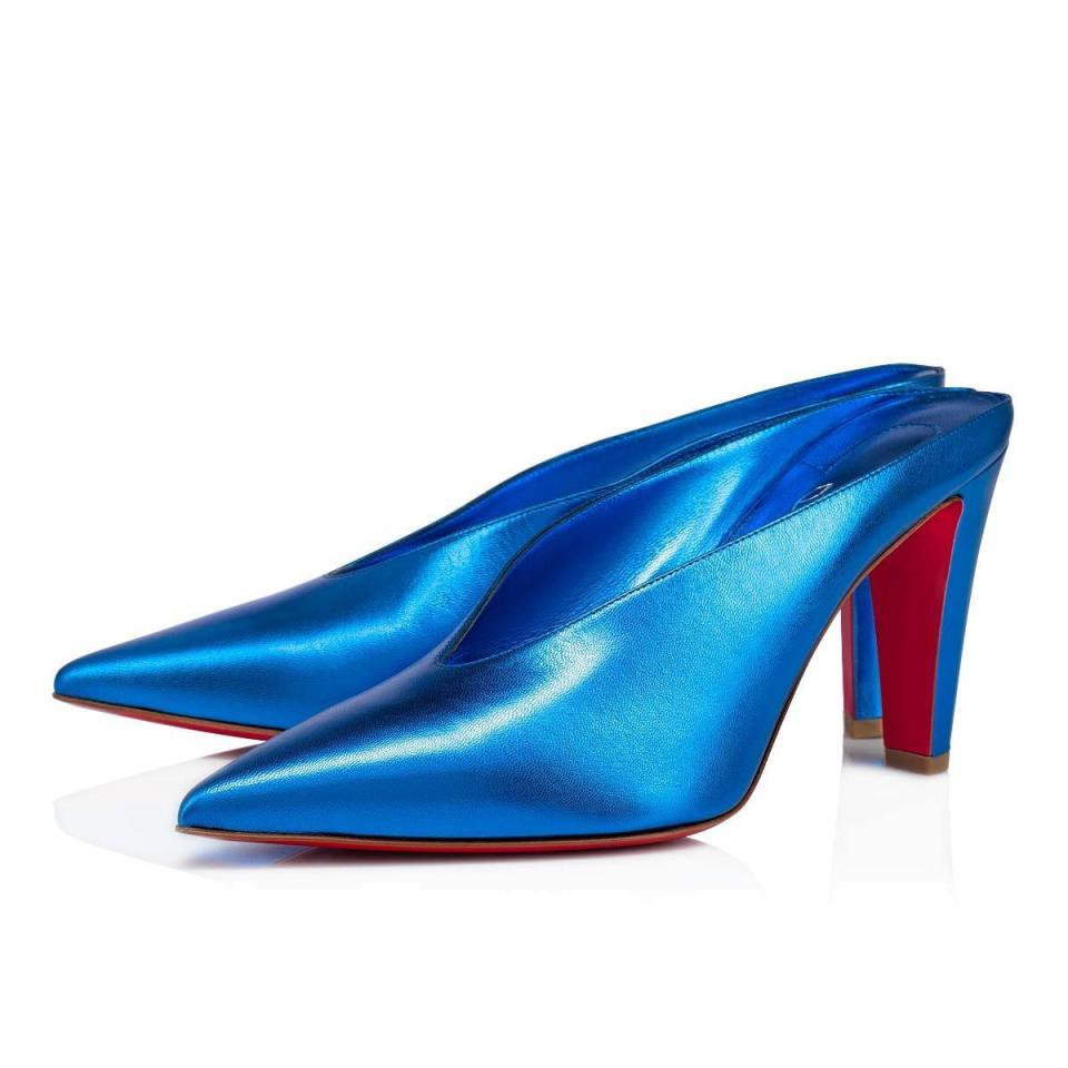 Veryvee金屬藍高跟穆勒鞋。NT$28,300（Christian Louboutin提供）