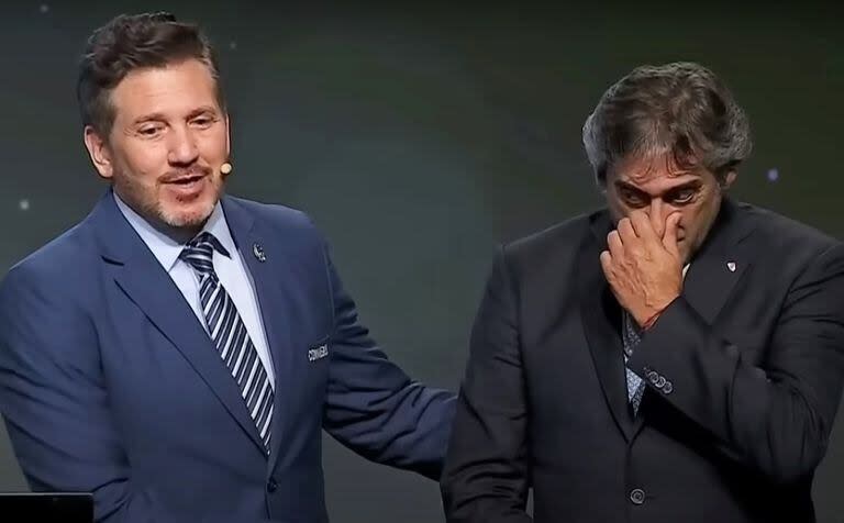 Enzo Francescoli, en una noche a puro emoción tras la presentación que le hizo el presidente de la Conmebol, el paraguayo Alejandro Domínguez