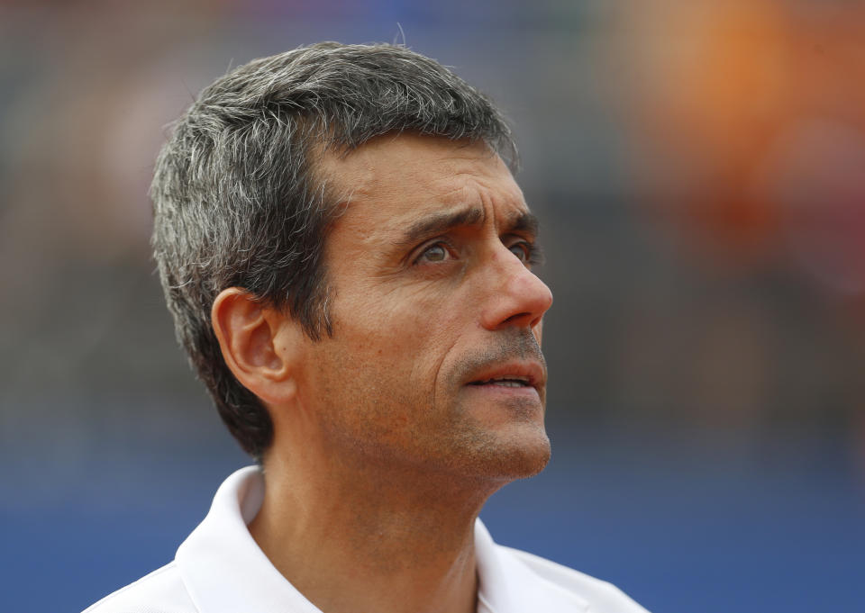 El juez Carlos Ramos previo al inicio de la semifinal de la Copa Davis entre Croacia y Estados Unidos en Zadar, Croacía, el viernes 14 de septiembre de 2018. (AP Foto/Darko Bandic)