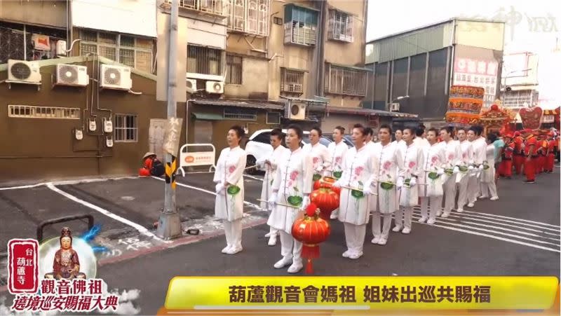 台北葫蘆觀音佛祖香燈組，白色素靜的制服也是廟會的一大看點。（圖／寶島神很大）